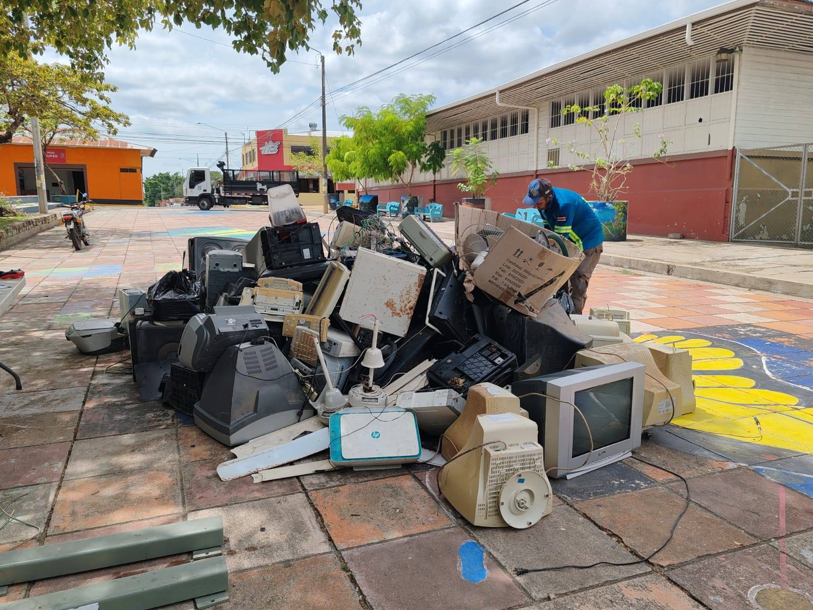 1.300 kilogramos de residuos eléctricos y electrónicos recolectados